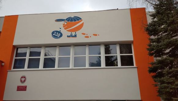 Budynek szkoły z logo