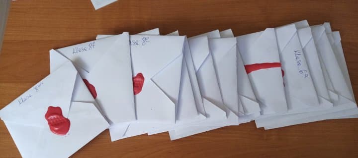 Stos listów zalakowanych czerwonym woskiem