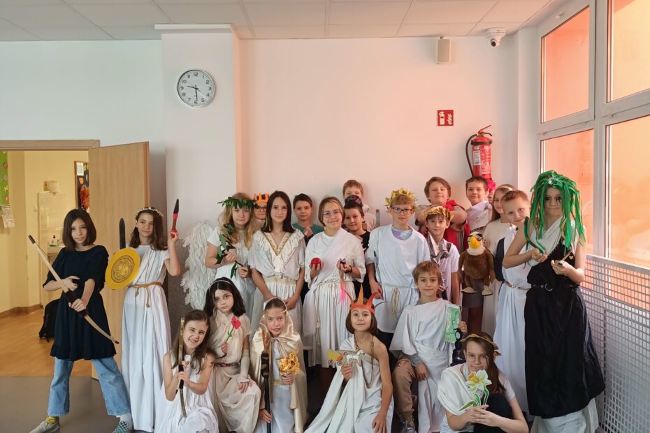 Maraton z bogami greckimi - grupa uczniów w strojach greckich