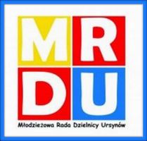 logo MRDU (białe litery MRDU na kolorowych kwadratach: M na żółtym, R na czerwonym, pod spodem D na czerwonym i U na niebieskim, pod nimi czarny napis Młodzieżowa Rada Dzielnicy Ursynów)